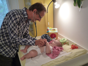 Dr. Kurz untersucht ein Baby